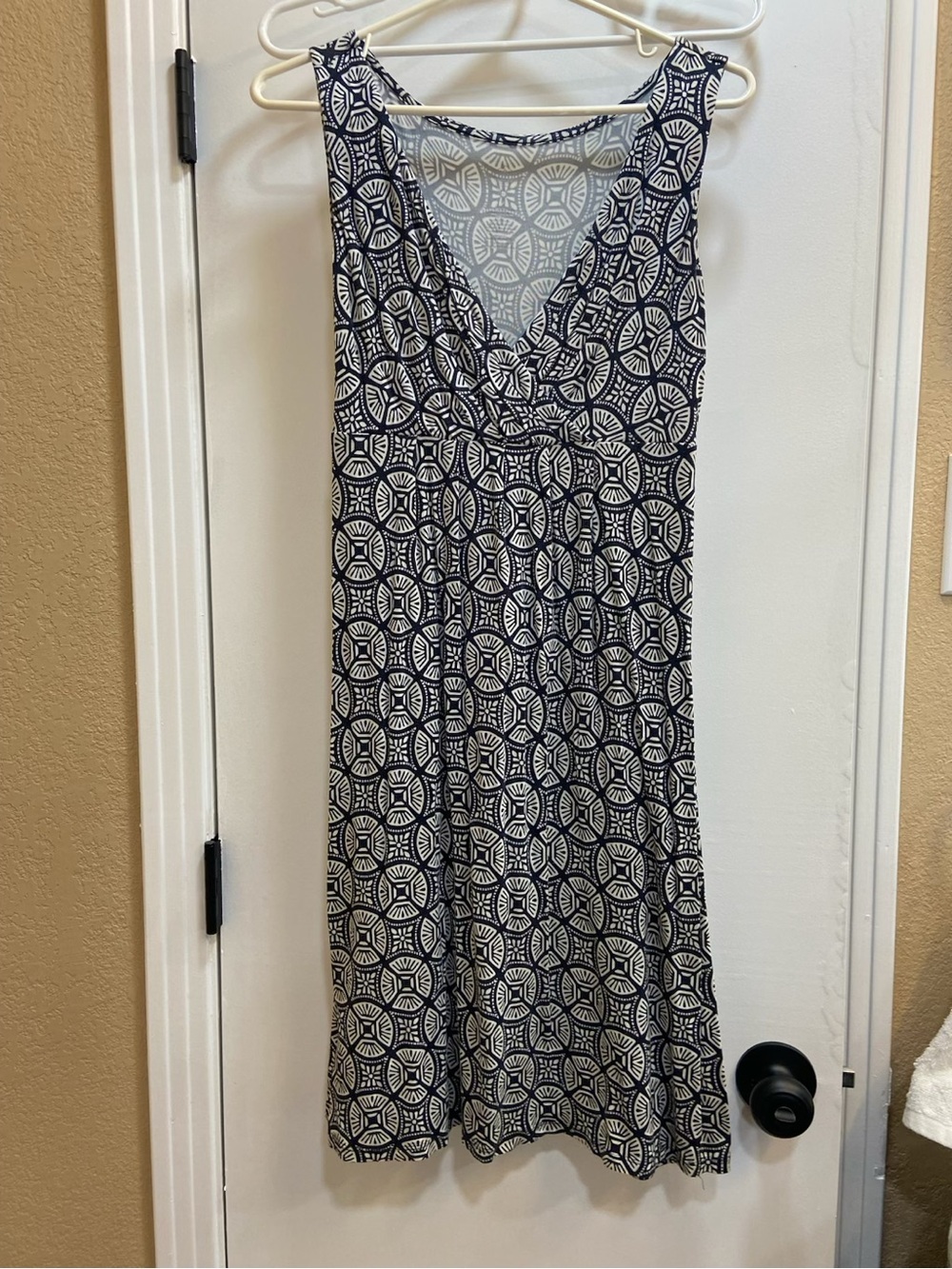 Sleeveless Navy and White Patterned V-Neck Dress